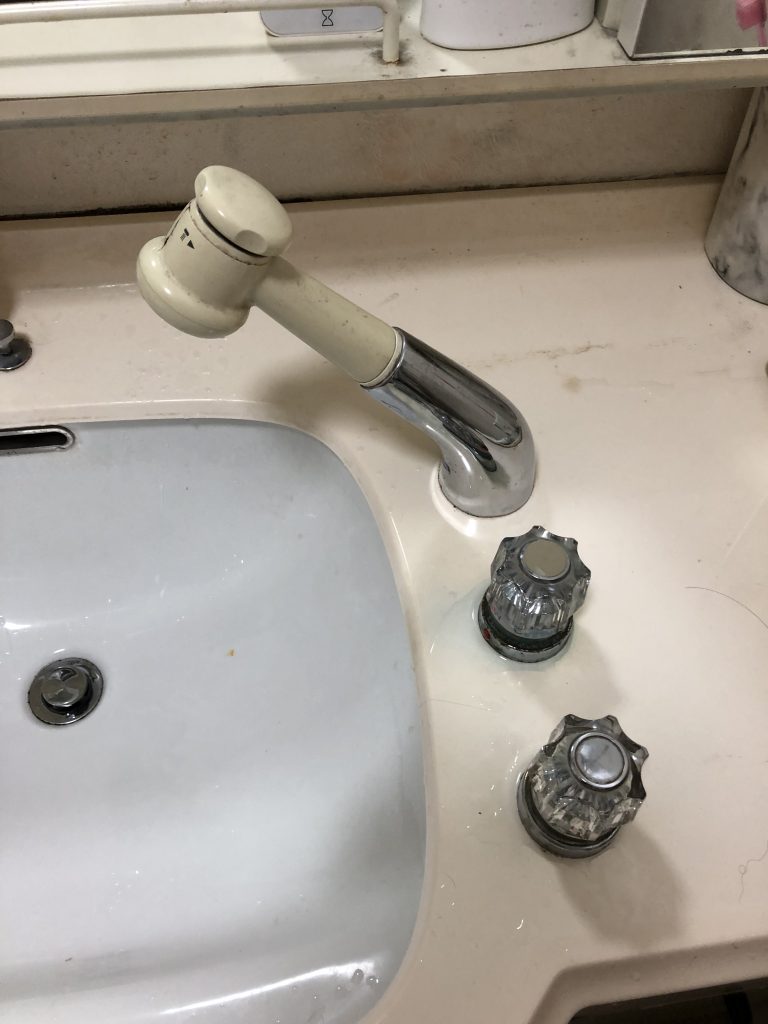 三つ穴の水栓を二つ穴に変更することは可能ですか？（洗面所サーモ水栓）