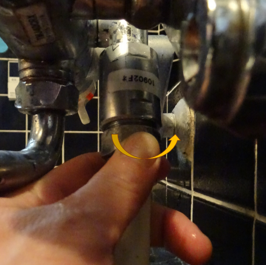 サーモスタット混合栓　シャワーホースを締め付ける（水漏れ修理）