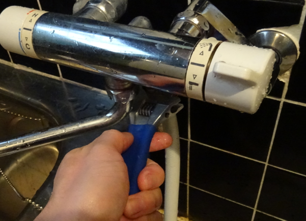 サーモスタット混合栓　シャワーホースをモンキーレンチで締め付ける（水漏れ修理）